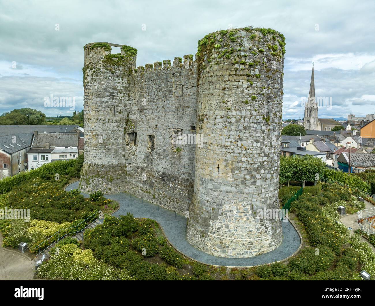 Vista aerea del castello di Carlow e della città in Irlanda con torri circolari sopra il fiume Barrow Foto Stock