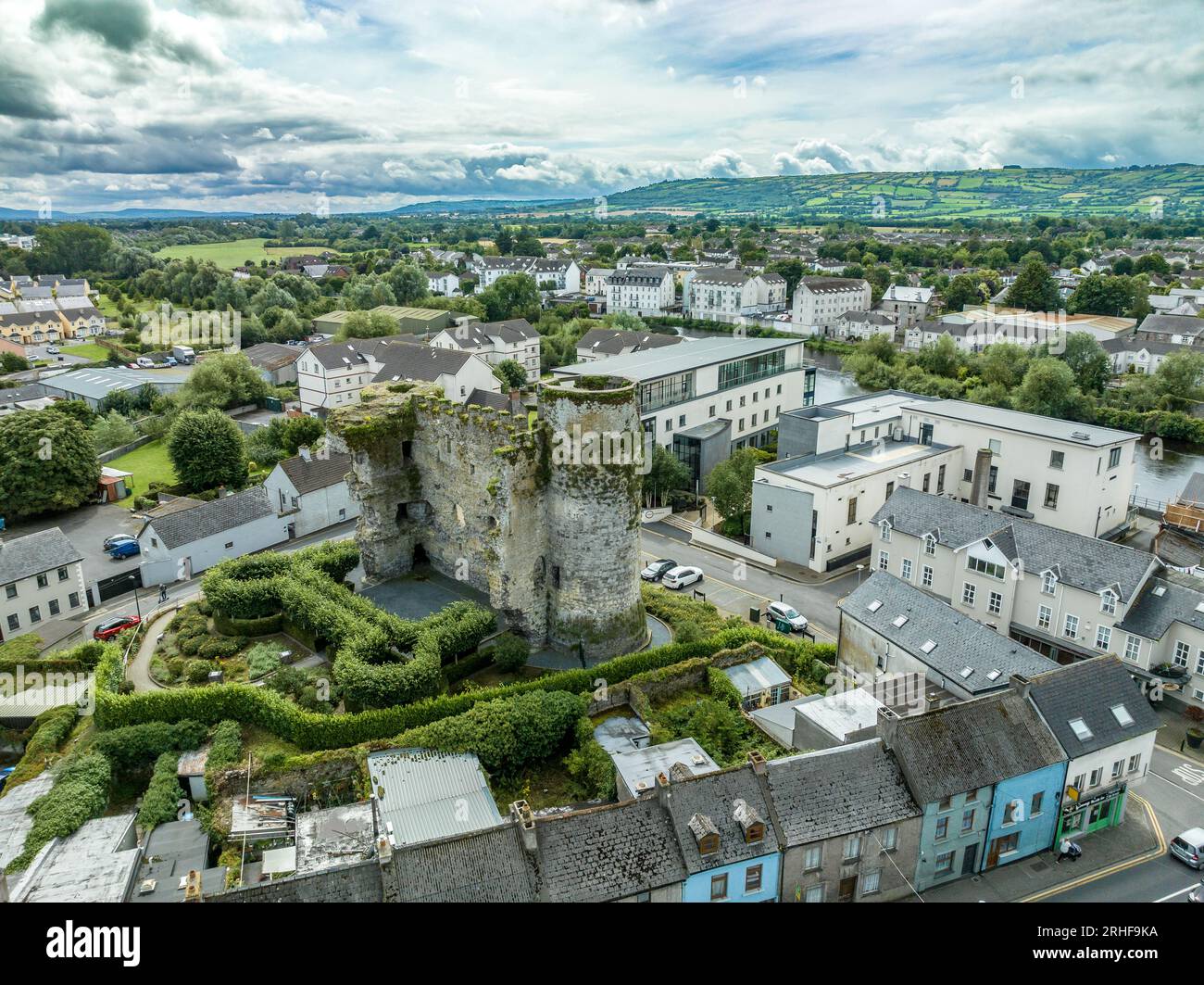 Vista aerea del castello di Carlow e della città in Irlanda con torri circolari sopra il fiume Barrow Foto Stock