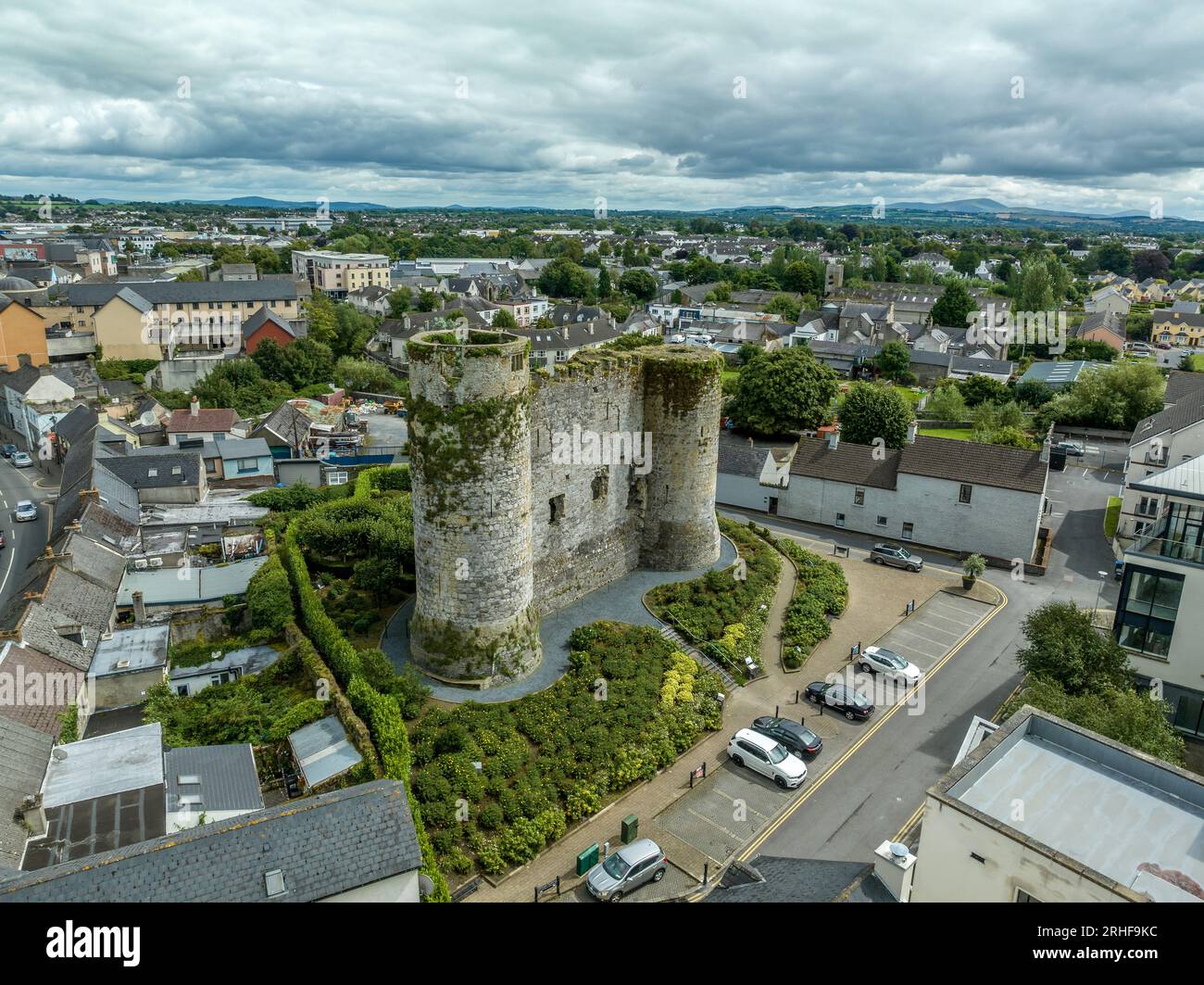 Vista aerea del castello di Carlow e della città in Irlanda con torri circolari sopra il fiume Barrow Foto Stock