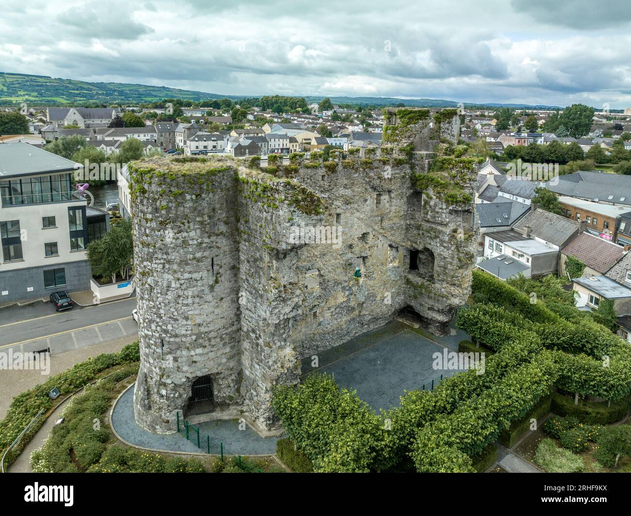 Vista aerea del castello di Carlow e della città in Irlanda con torri circolari sopra il fiume Barrow Foto Stock