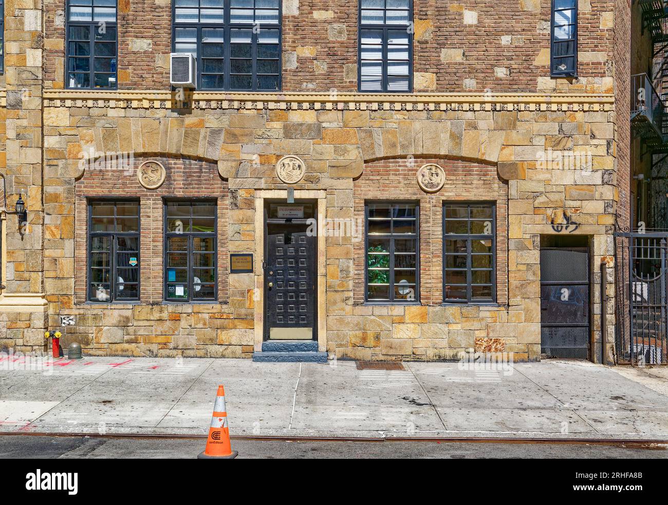 10 Sheridan Square (alias 80 Grove Street), nel Greenwich Village di Manhattan, è un edificio di appartamenti progettato da Emery Roth eretto nel 1929. Foto Stock