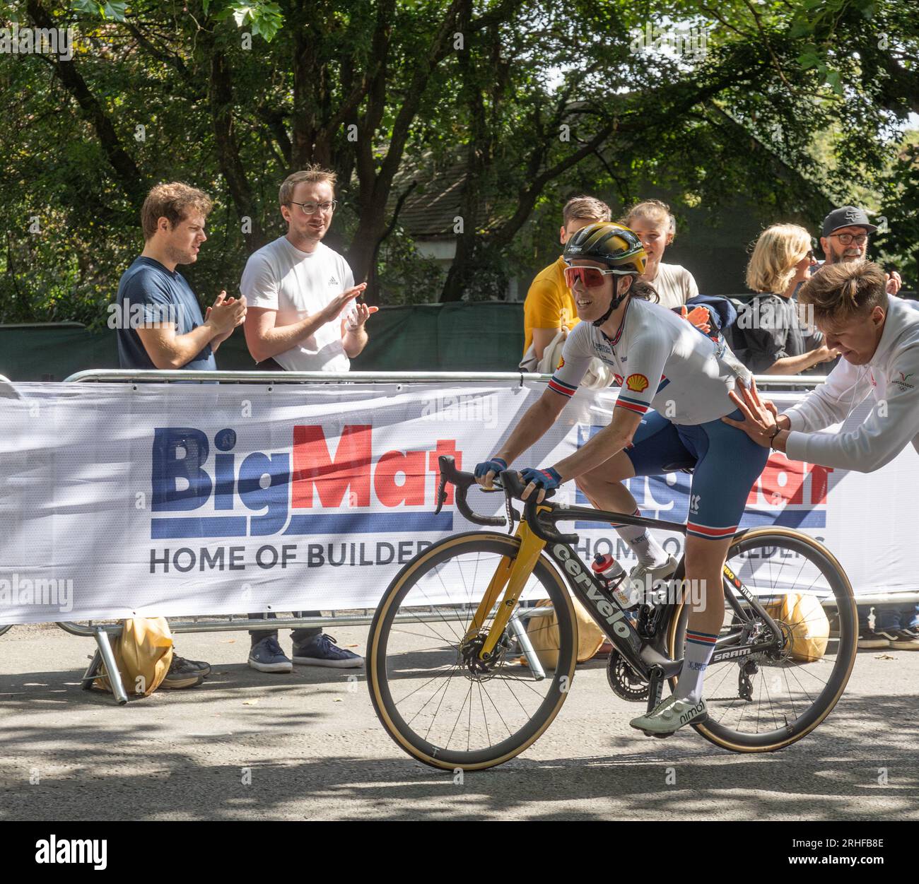 Anna Henderson della Gran Bretagna viene respinta a seguito di un incidente a Kelvingrove Park durante la gara d'élite del campionato del mondo femminile su strada 2023 dell'UCI. Foto Stock