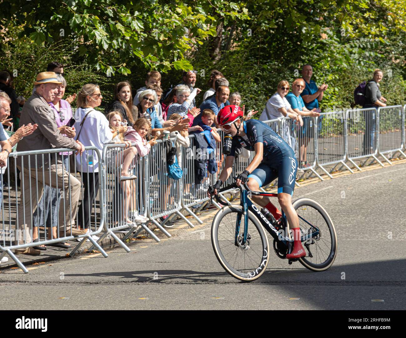 Christine Majerus di Lussemburgo in bicicletta a Glasgow durante la gara d'élite del campionato del mondo femminile UCI 2023. Gli spettatori la stanno incoraggiando. Foto Stock