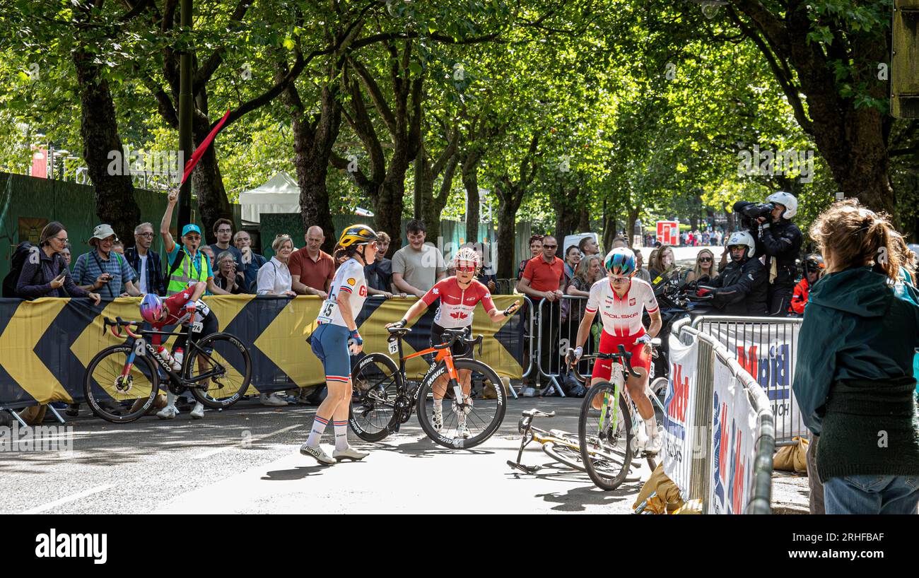 La polacca Agnieszka Skalniak-Sójka spreme l'incidente passato nel Kelvingrove Park mentre gareggia nel campionato mondiale femminile UCI su strada gara 2023 Foto Stock