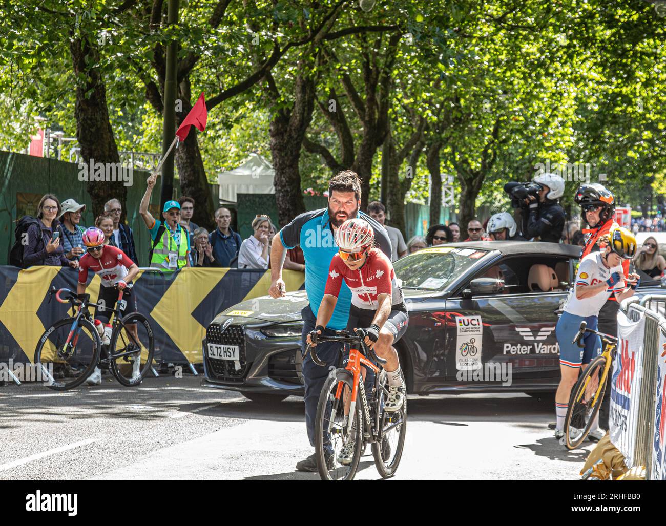 Simone Boilard, canadese, è stata aiutata a riavviare la gara in seguito a un incidente mentre gareggiava nel campionato del mondo femminile UCI su strada. Foto Stock