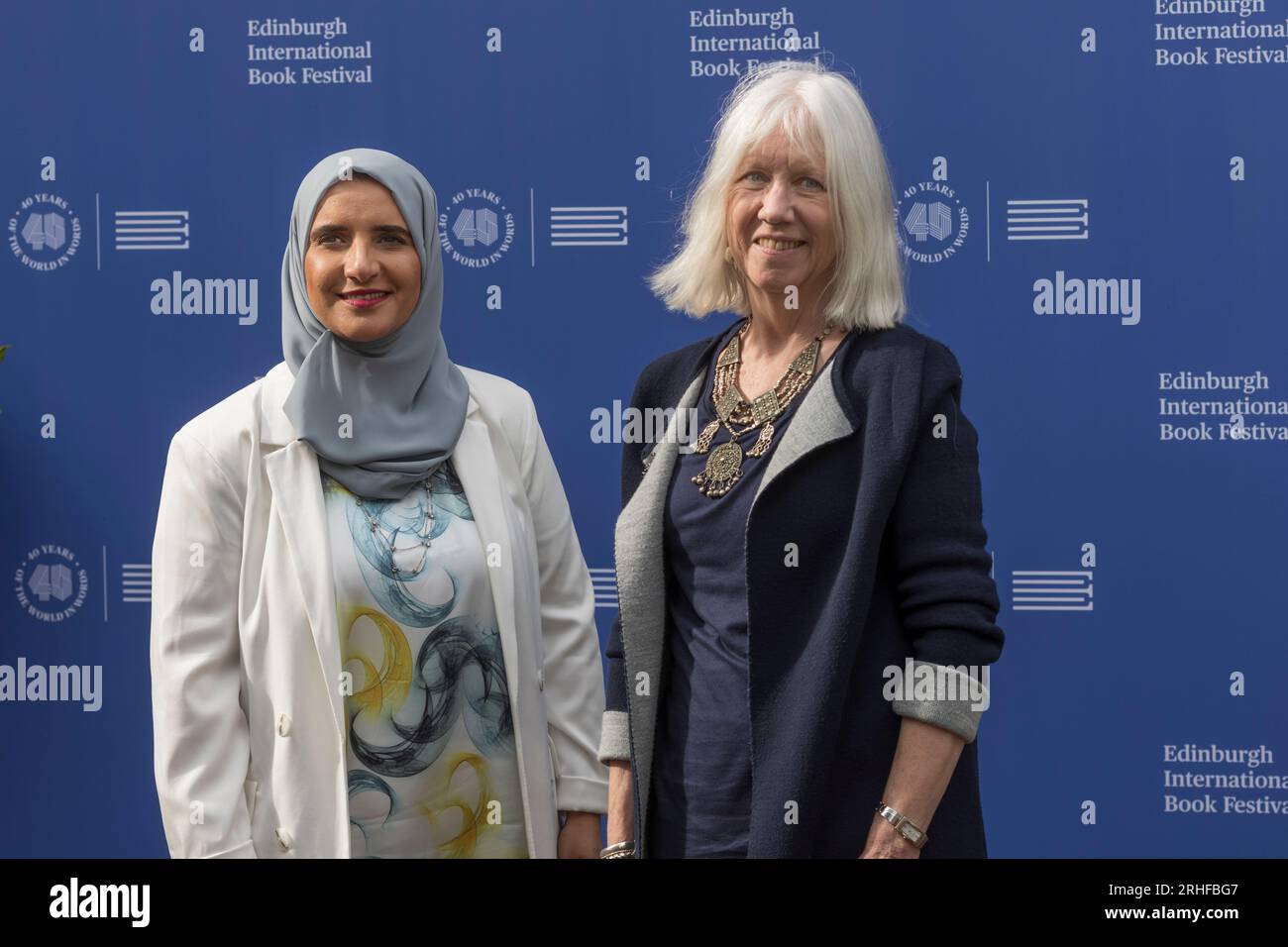 Edimburgo, Regno Unito. 16 agosto 2023. Vincitore del Booker Prize Jokha Alharthi al Festival del libro di Edimburgo con la traduttrice Marilyn Booth. Il suo nuovo libro Bitter Orange Tree è finalista per i James Tait Black Prizes di quest'anno. Credito: Tom Duffin/Alamy Live News. Foto Stock