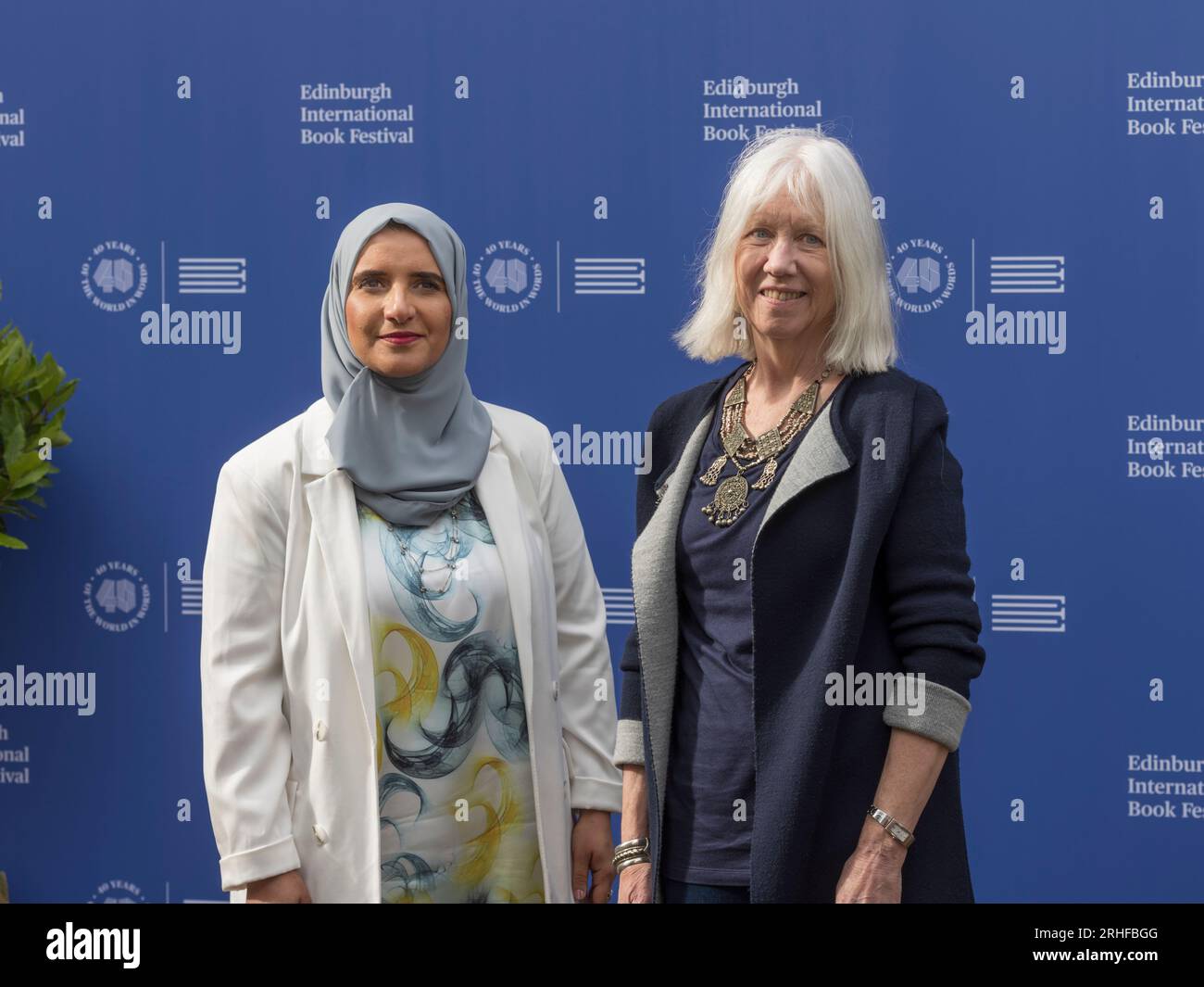 Edimburgo, Regno Unito. 16 agosto 2023. Vincitore del Booker Prize Jokha Alharthi al Festival del libro di Edimburgo con la traduttrice Marilyn Booth. Il suo nuovo libro Bitter Orange Tree è finalista per i James Tait Black Prizes di quest'anno. Credito: Tom Duffin/Alamy Live News. Foto Stock