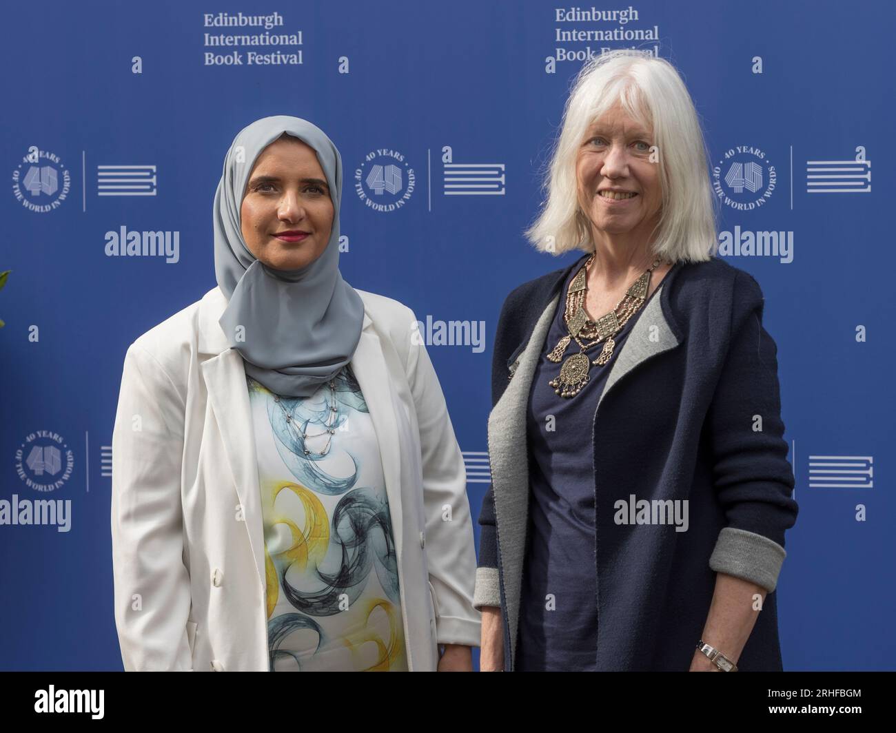Edimburgo, Regno Unito. 16 agosto 2023. Vincitore del Booker Prize Jokha Alharthi al Festival del libro di Edimburgo con la traduttrice Marilyn Booth. Il suo nuovo libro Bitter Orange Tree è finalista per i James Tait Black Prizes di quest'anno. Credito: Tom Duffin/Alamy Live News. Foto Stock