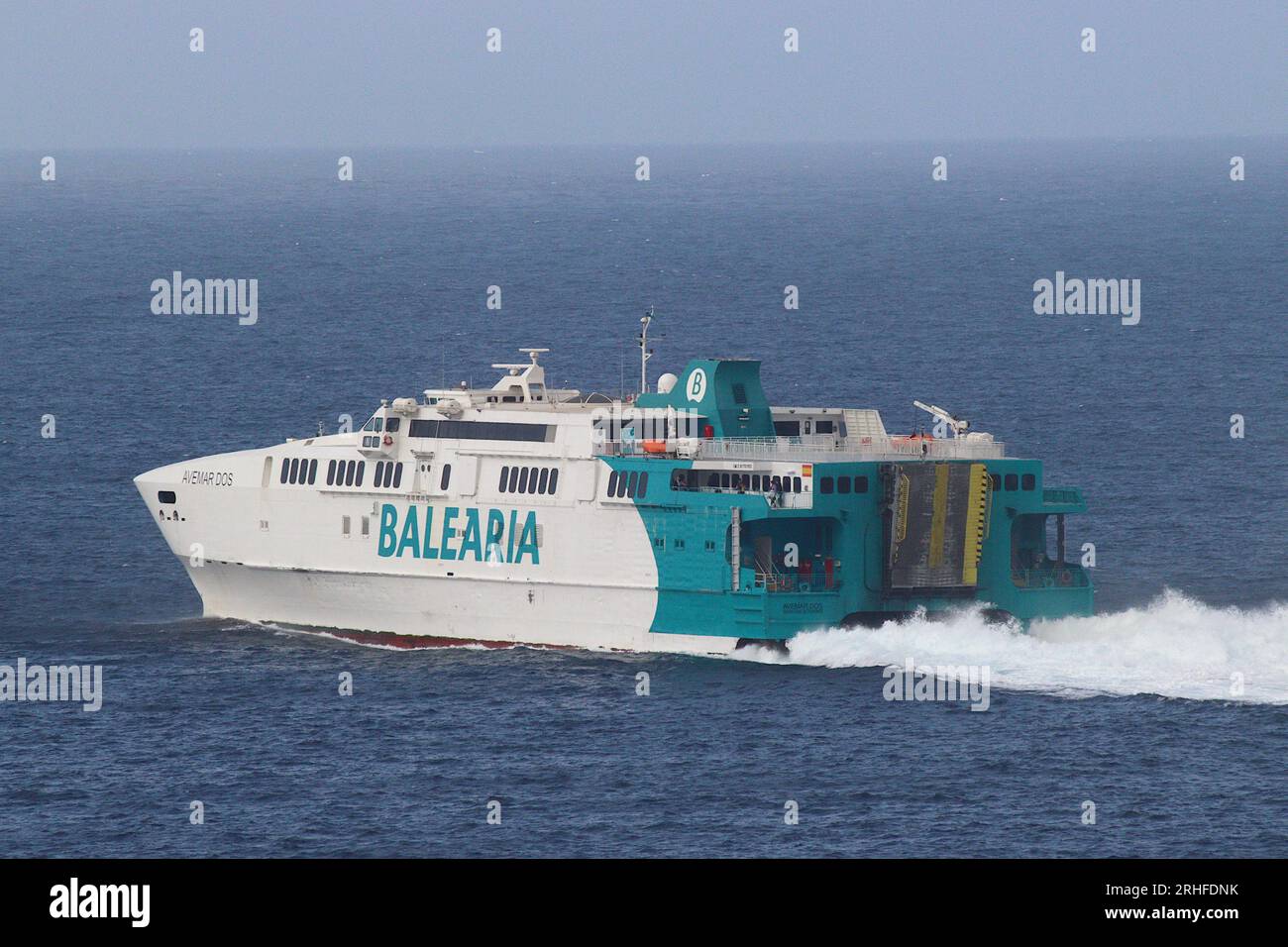 Avemar Dos catamarano veloce traghetto operato da Balearia, parte da Ceuta, Nord Africa diretto ad Algeciras, Spagna, con il servizio Strait South di 31 km. Foto Stock