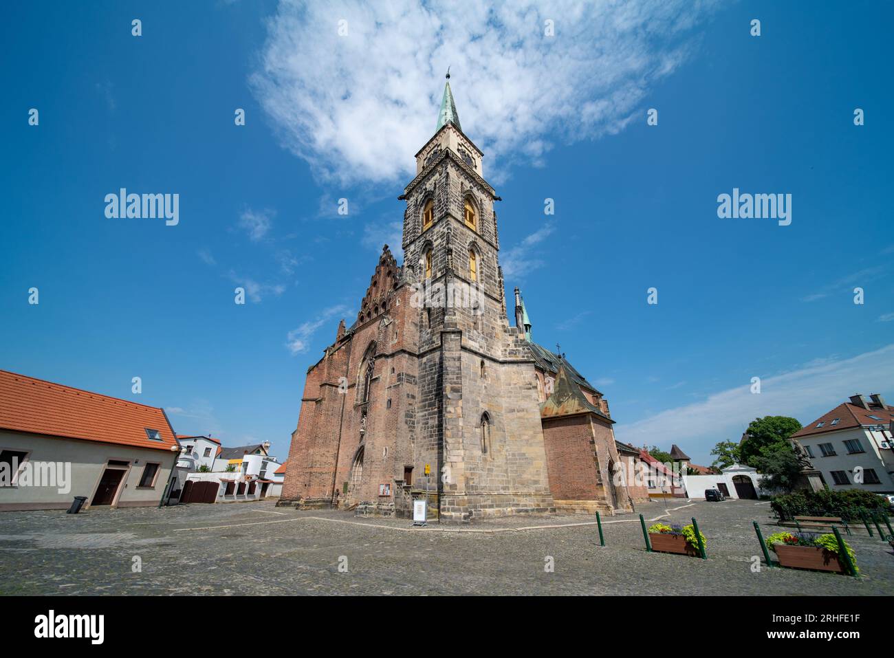 Chiesa di San Giles nel centro di Nymburk, Cechia. Vista da sud-ovest, dalla piazza della città verso la torre campanaria. Foto Stock