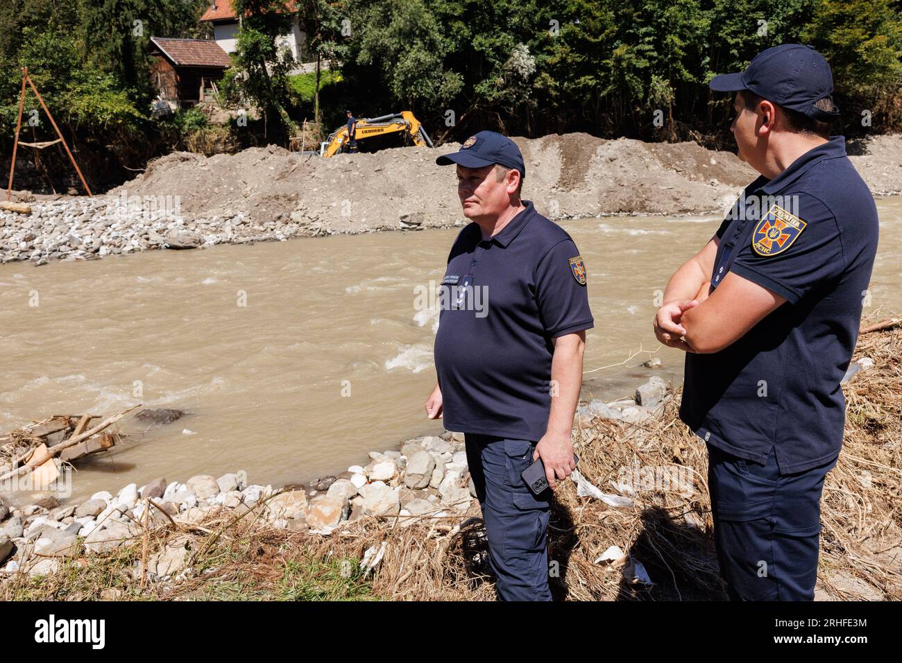 14 agosto 2023, Ljubno ob Savinji, Slovenia: I membri della squadra di soccorso Ucraina aiutano la Slovenia a ripulire il fiume Savinja vicino a Ljubno ob Savinji, dopo che il paese ha subito gravi inondazioni all'inizio di agosto. Dieci giorni dopo le devastanti inondazioni in Slovenia, il paese ha dichiarato una giornata di solidarietà. Volontari provenienti da tutto il paese, paesi europei e forze armate slovene sono arrivati per aiutare con la pulizia. (Immagine di credito: © Luka Dakskobler/SOPA Images via ZUMA Press Wire) SOLO USO EDITORIALE! Non per USO commerciale! Foto Stock