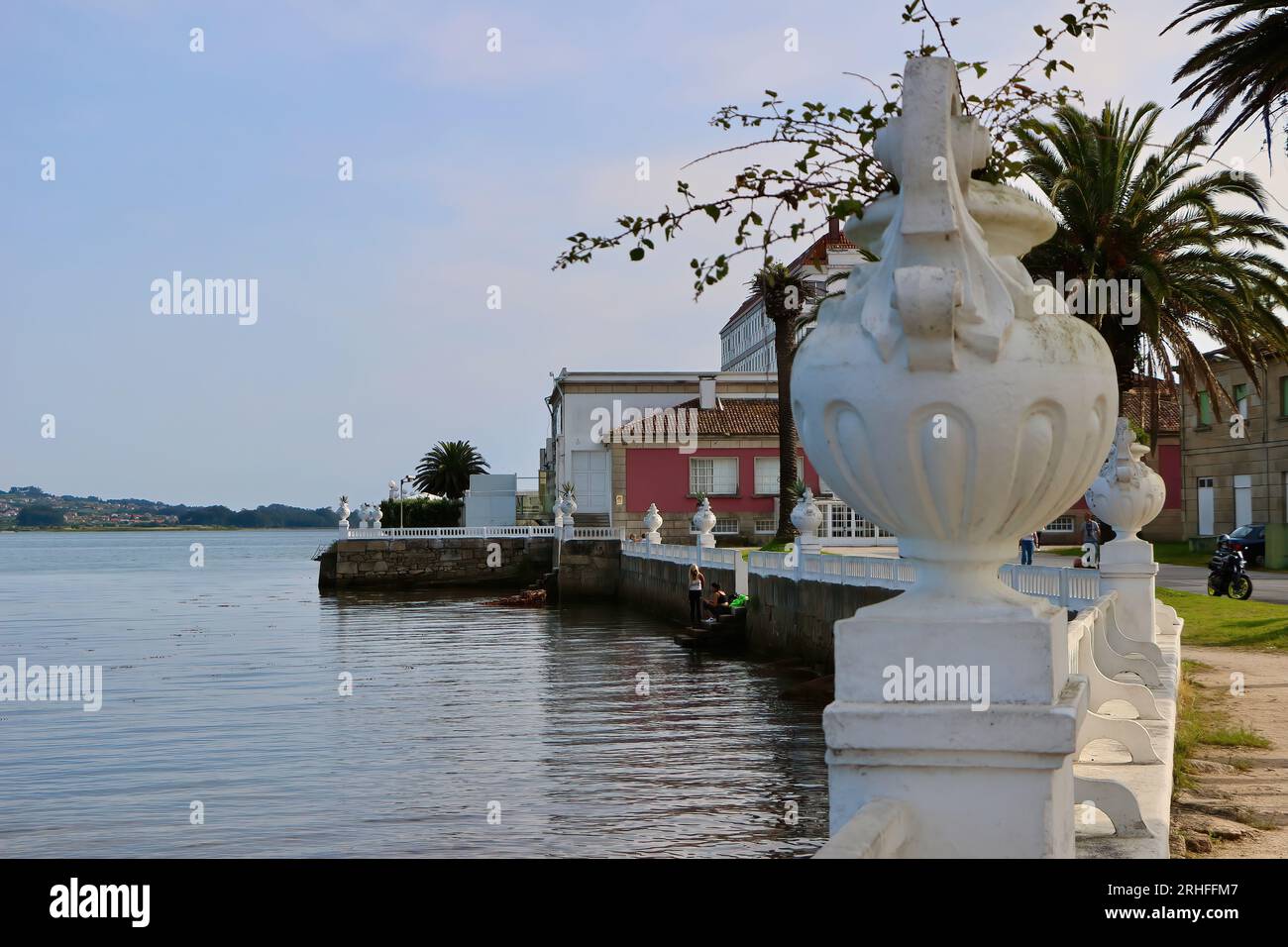 Vista panoramica dell'estuario di Arousa con un piantatore a forma di urna dipinto di bianco, l'isola di la Toja, Pontevedra, Galizia, Spagna Foto Stock