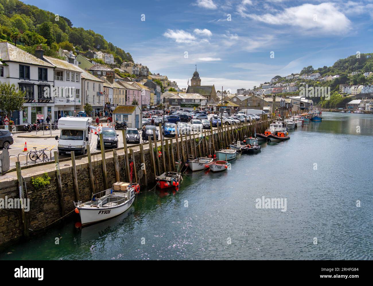 Looe, Regno Unito - agosto 2023: Vista di Looe con il porto di Looe e il fiume East Looe Foto Stock