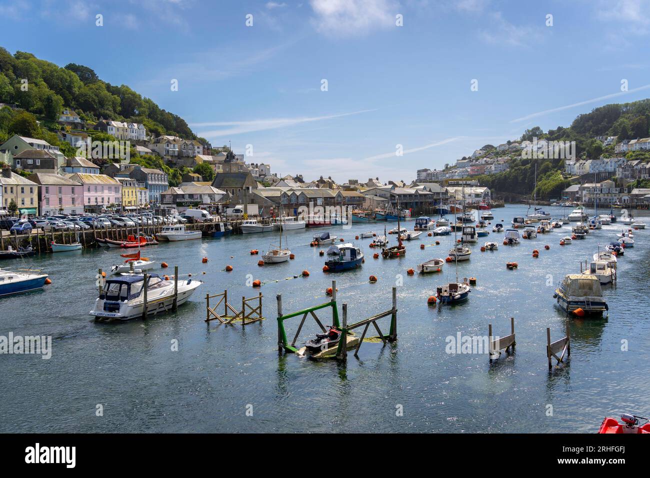 Looe, Regno Unito - agosto 2023: Porto di Looe e fiume Looe orientale, che separa Looe Est e West in Cornovaglia Foto Stock