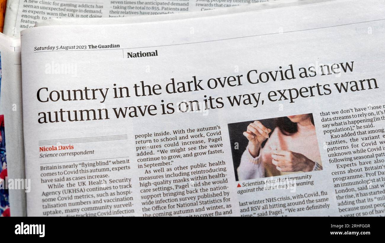 "Paese al buio sopra Covid come nuova ondata autunnale è in arrivo gli esperti avvertono" titolo del quotidiano Guardian vaccino MMR articolo 5 agosto 2023 Londra Regno Unito Foto Stock