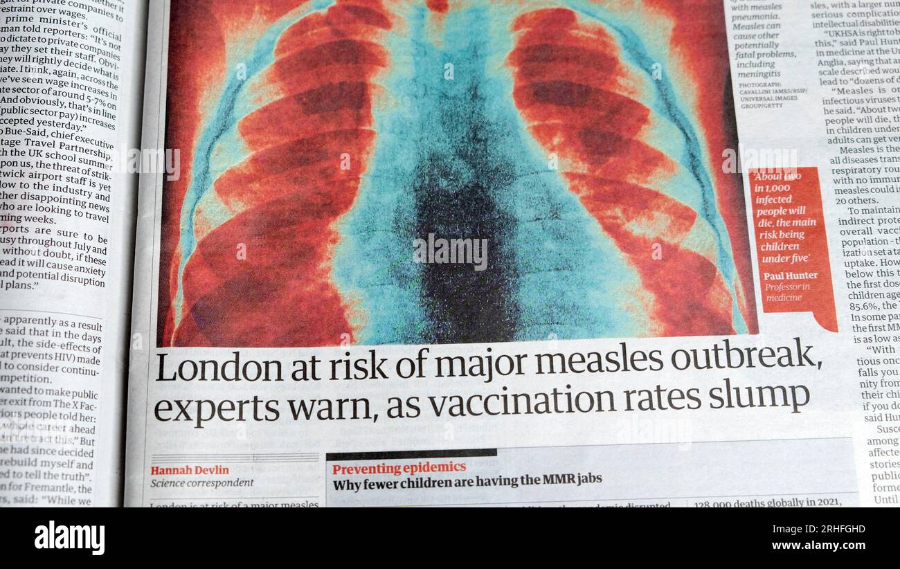 "Londra a rischio di una grave epidemia di morbillo, gli esperti avvertono come i tassi di vaccinazione crollano" titolo del quotidiano Guardian vaccino MMR articolo 14 luglio 2023 Regno Unito Foto Stock