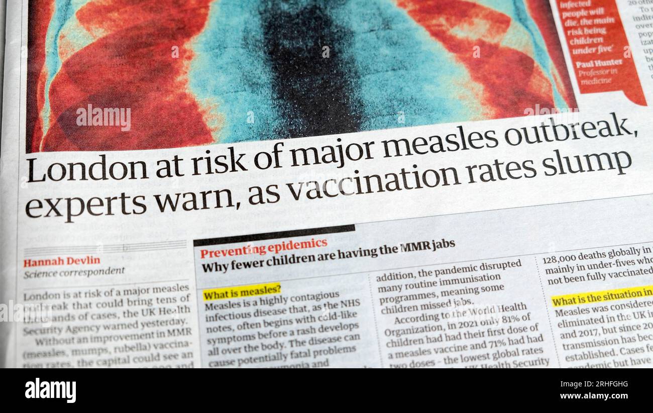 "Londra a rischio di una grave epidemia di morbillo, gli esperti avvertono come i tassi di vaccinazione crollano" titolo del quotidiano Guardian vaccino MMR articolo 14 luglio 2023 Regno Unito Foto Stock