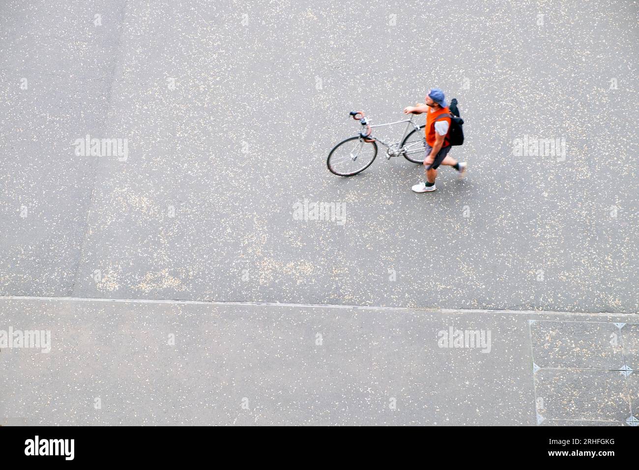 Vista dall'alto sul marciapiede con un ciclista che cammina in bicicletta Londra Inghilterra, Regno Unito, KATHY DEWITT Foto Stock