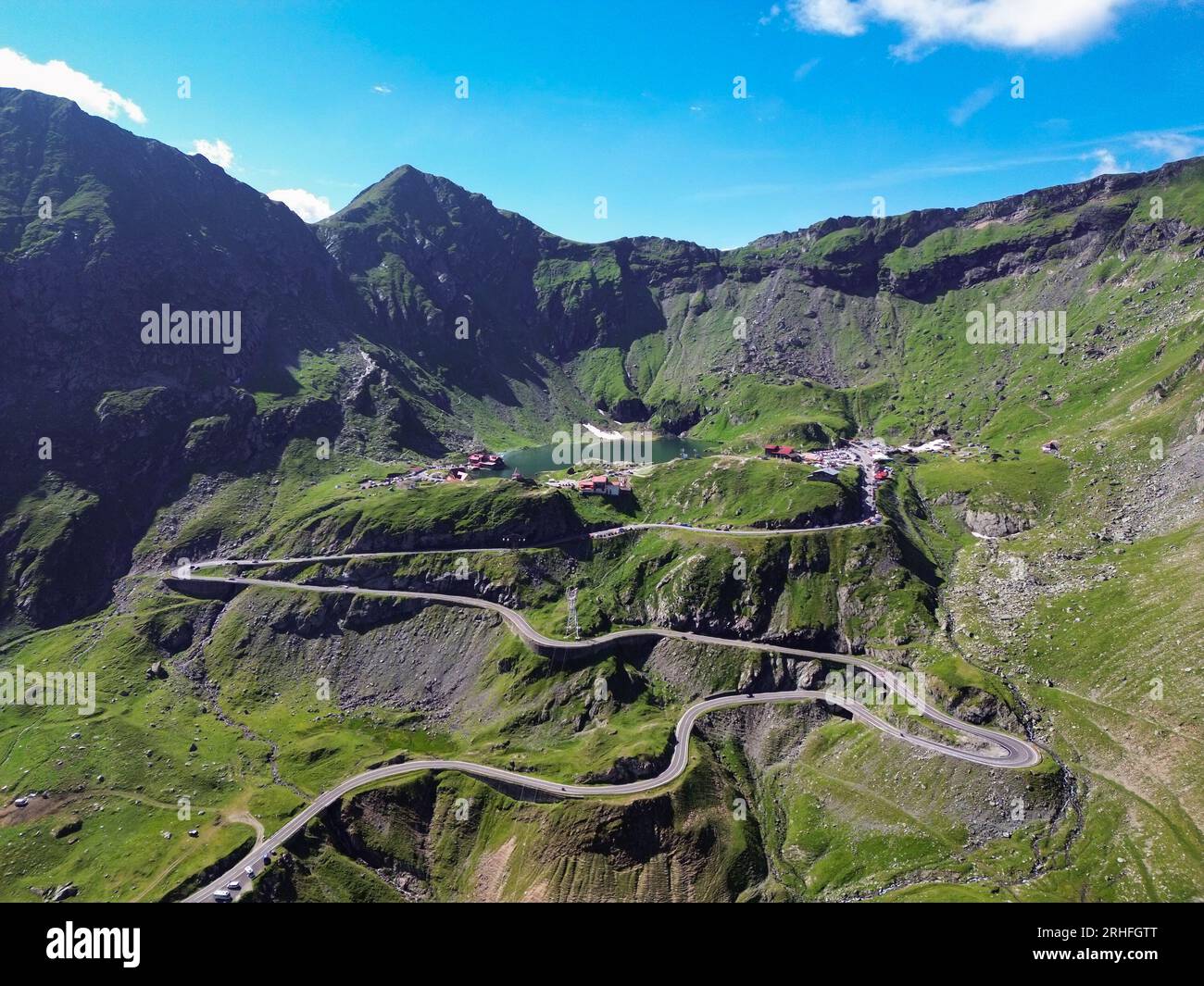 Salita ripida al lago Bâlea sul passo di Transfagaras nei Carpazi meridionali della Romania Foto Stock