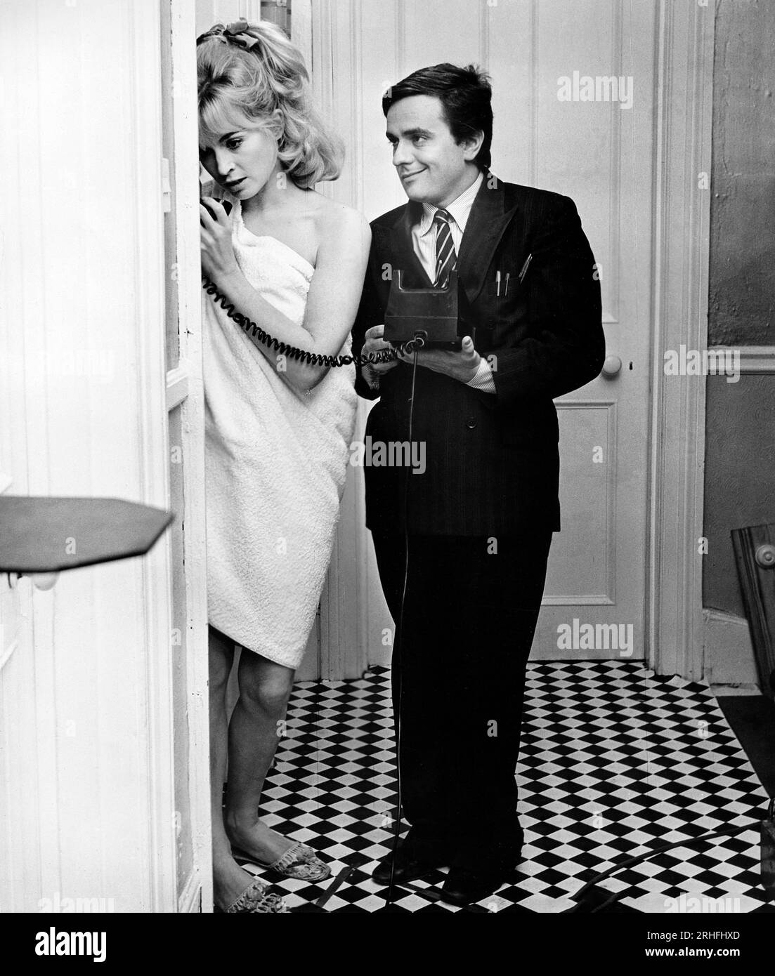 Suzy Kendall, Dudley Moore, sul set del British Film, '30 Is A Dangerous Age, Cynthia', Columbia Pictures, 1968 Foto Stock