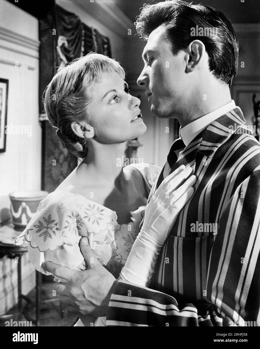 Jill Ireland, Laurence Harvey, sul set del film, "Three Men in A Boat", Independent Film Distributors, 1956 Foto Stock