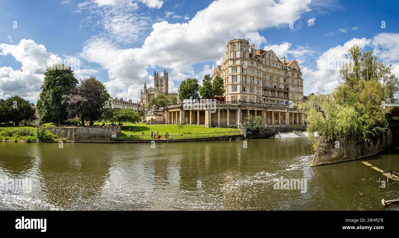 Parade Gardens e l'Empire Hotel con l'Abbazia di Bath sullo sfondo visto attraverso il fiume Avon a Bath, Regno Unito il 16 agosto 2023 Foto Stock