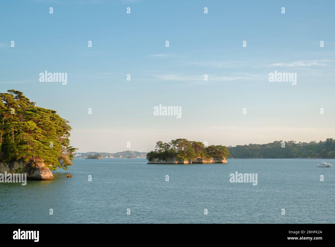 Vista della baia di Matsushima dall'isola di Fukuura a Miyagi, Giappone Foto Stock