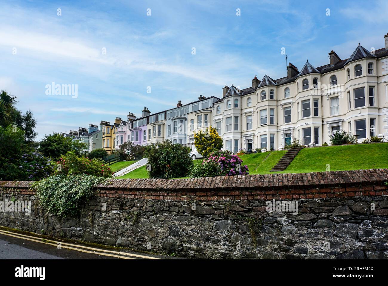 Le imponenti case di Queens Parade, Bangor, County Down, Irlanda del Nord. Costruito nel XIX secolo in un tipico stile vittoriano sul mare. Foto Stock