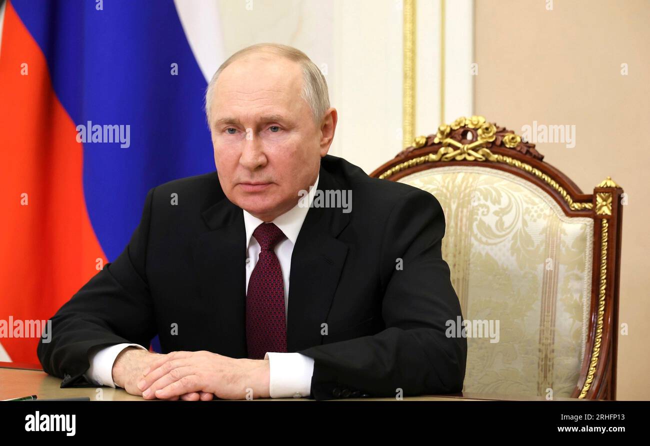Mosca, Russia. 14 agosto 2023. Il presidente russo Vladimir Putin consegna e si rivolge ai partecipanti al Forum tecnico militare Internazionale dell'Esercito 2023 tramite link video dal Cremlino, il 14 agosto 2023 a Mosca, in Russia. Credito: Alexander Kazakov/Cremlino Pool/Alamy Live News Foto Stock