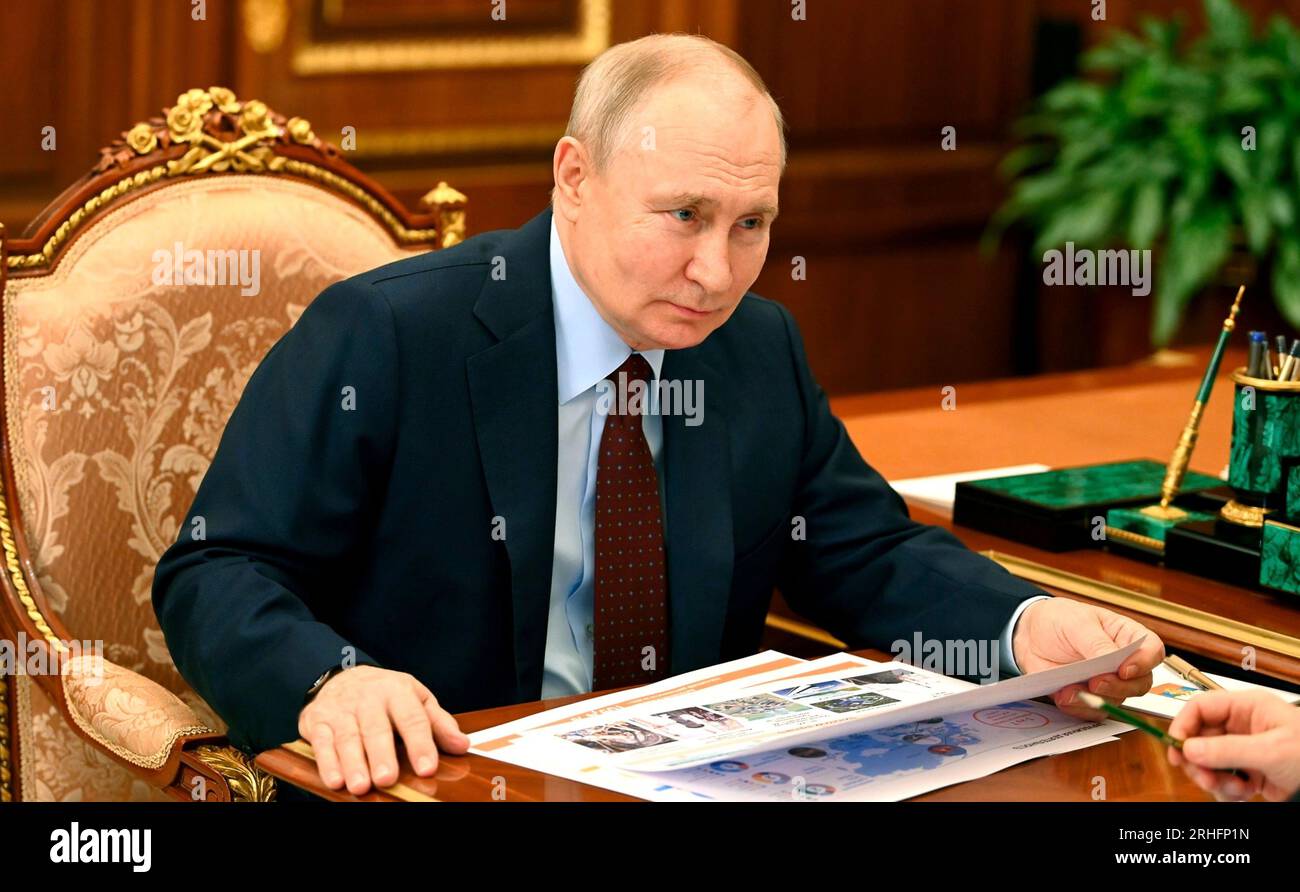 Mosca, Russia. 14 agosto 2023. Il presidente russo Vladimir Putin ascolta il CEO di Rosatom Alexey Likhachev, durante un incontro faccia a faccia al Cremlino, il 14 agosto 2023, a Mosca, in Russia. Credito: Alexander Kazakov/Cremlino Pool/Alamy Live News Foto Stock