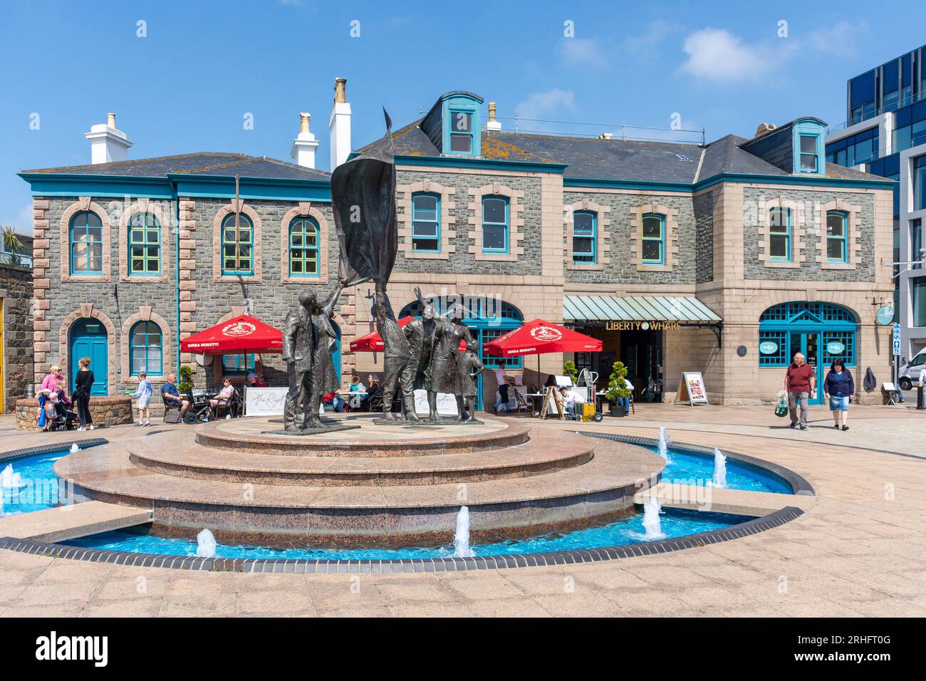 Liberation Monument e Liberty Wharf, Liberation Square, St Helier, Jersey, Channel Islands Foto Stock
