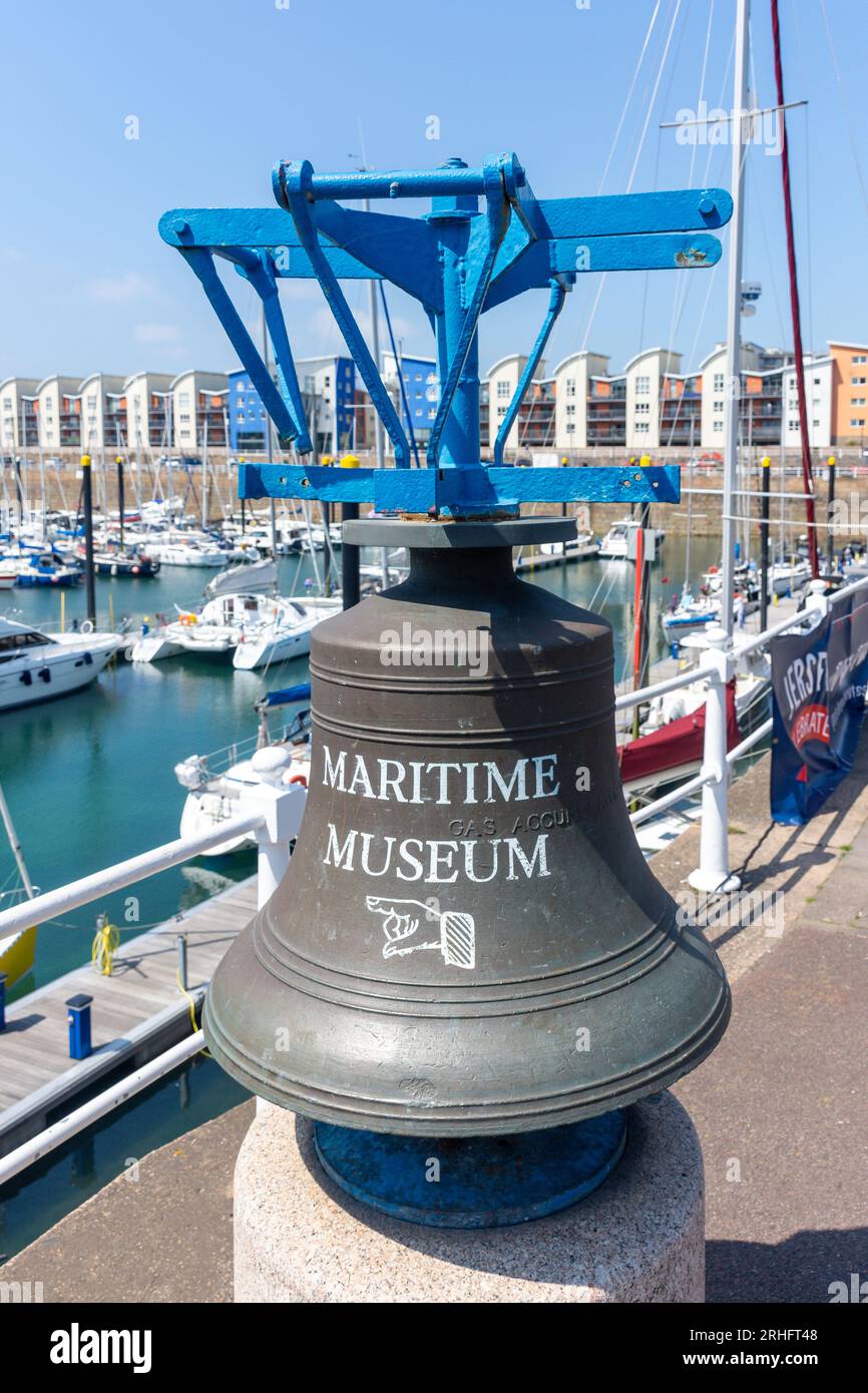 Cartello con campanello del Museo marittimo, presso St Helier Marina, St Helier, Jersey, Isole del Canale Foto Stock