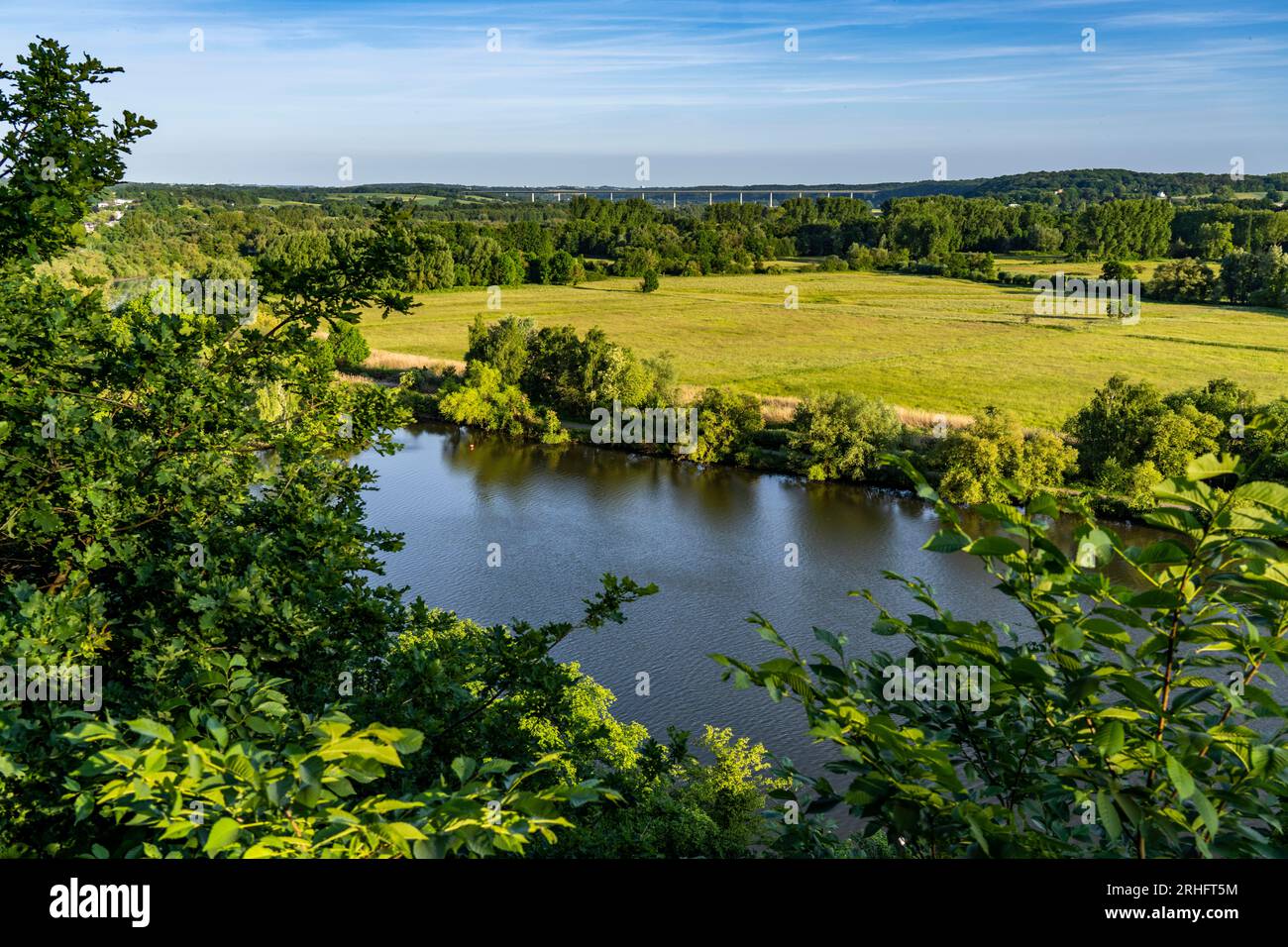 Vista sulla valle della Ruhr, a est, da Mülheim an der Ruhr, attraverso la Saarn-Mendener Ruhraue, ponte della valle della Ruhr sull'autostrada A52, NRW, Germ Foto Stock