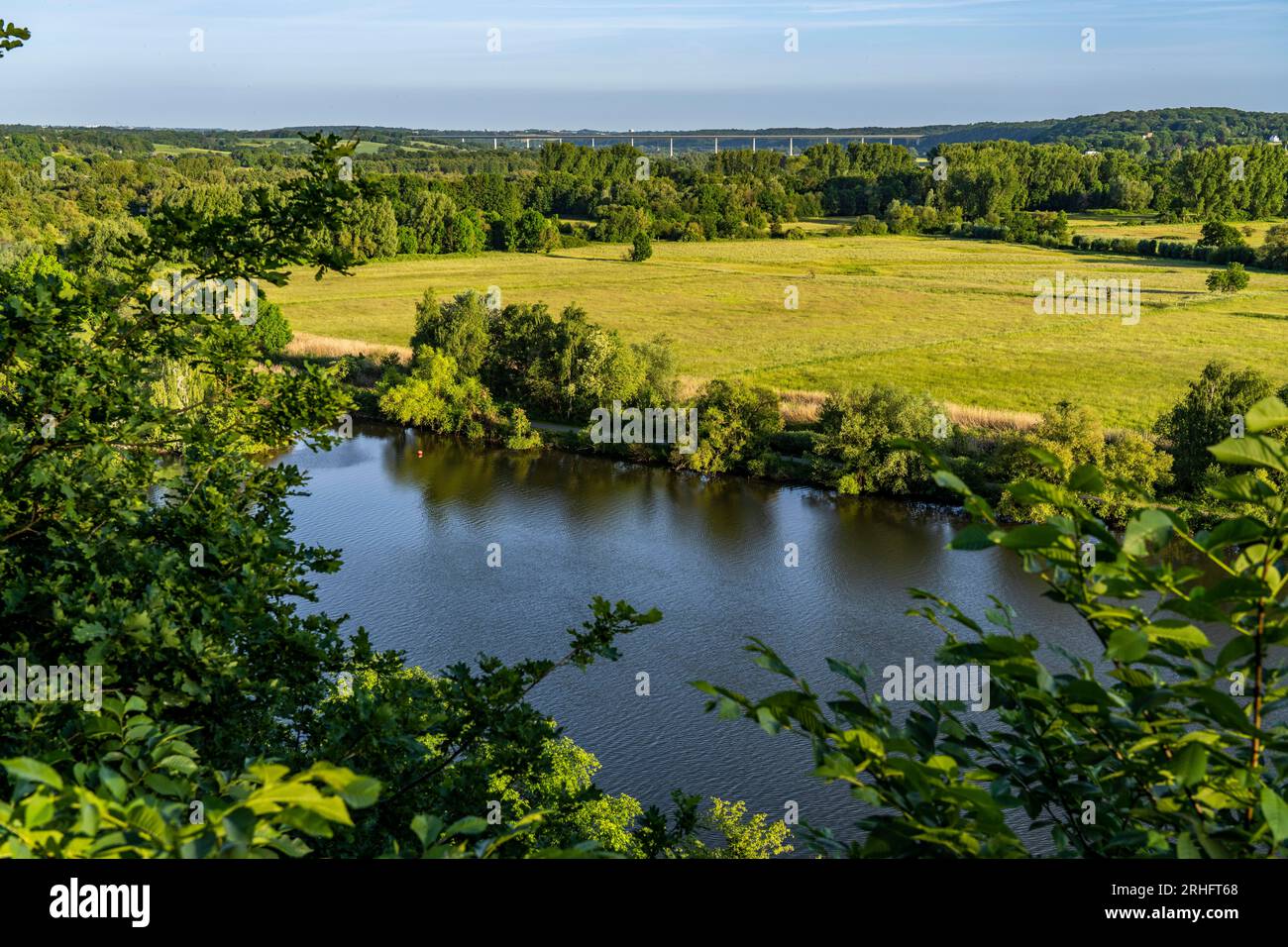 Vista sulla valle della Ruhr, a est, da Mülheim an der Ruhr, attraverso la Saarn-Mendener Ruhraue, ponte della valle della Ruhr sull'autostrada A52, NRW, Germ Foto Stock