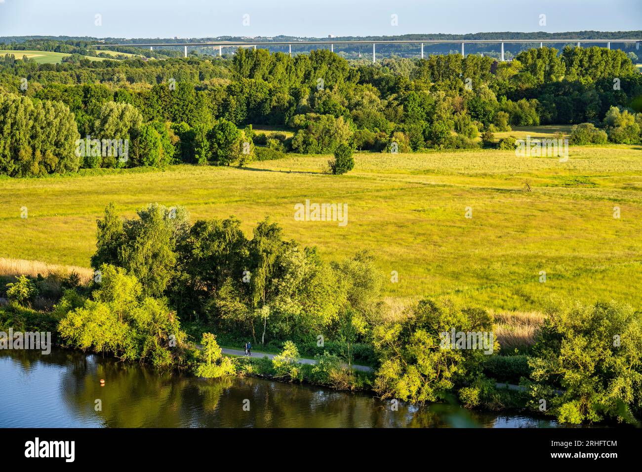 Vista sulla valle della Ruhr, a est, da Mülheim an der Ruhr, attraverso la Saarn-Mendener Ruhraue, ponte della valle della Ruhr sull'autostrada A52, NRW, Germ Foto Stock