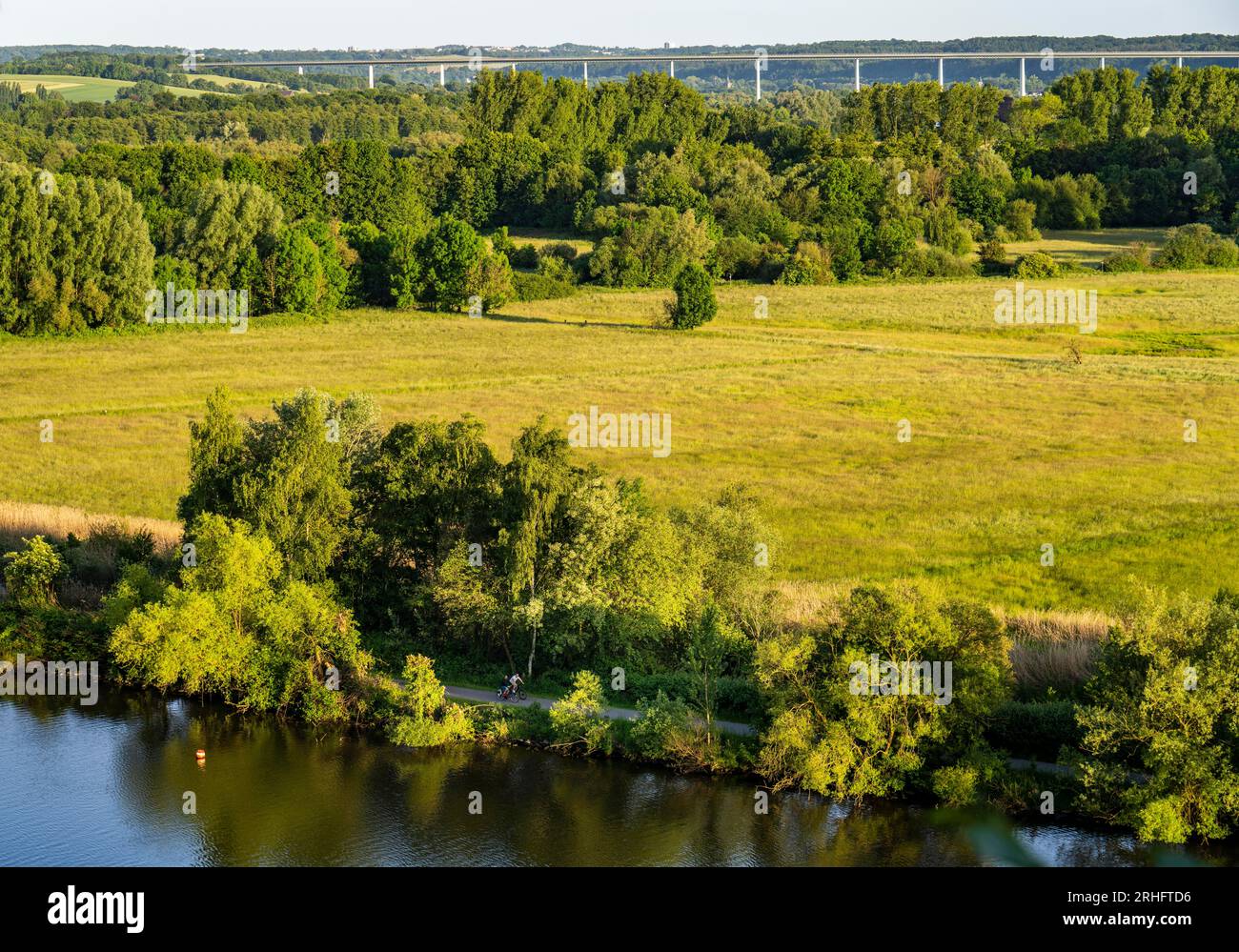 Vista sulla valle della Ruhr, a est, da Mülheim an der Ruhr, attraverso la Saarn-Mendener Ruhraue, ponte della valle della Ruhr sull'autostrada A52, NRW, Germ Foto Stock