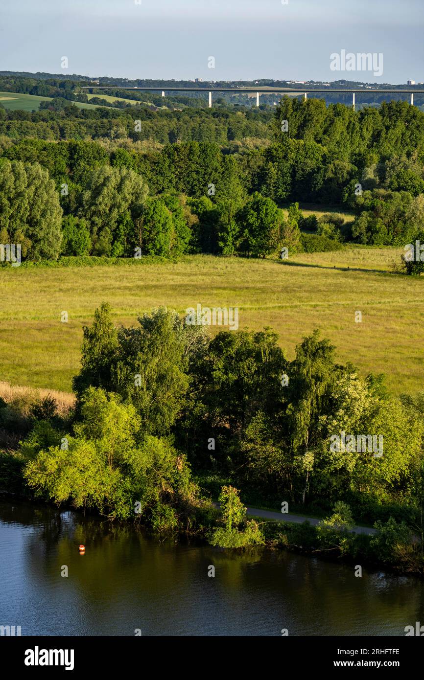 Vista sulla valle della Ruhr, a est, da Mülheim an der Ruhr, attraverso la Saarn-Mendener Ruhraue, ponte della valle della Ruhr sull'autostrada A52, NRW, Germ Foto Stock