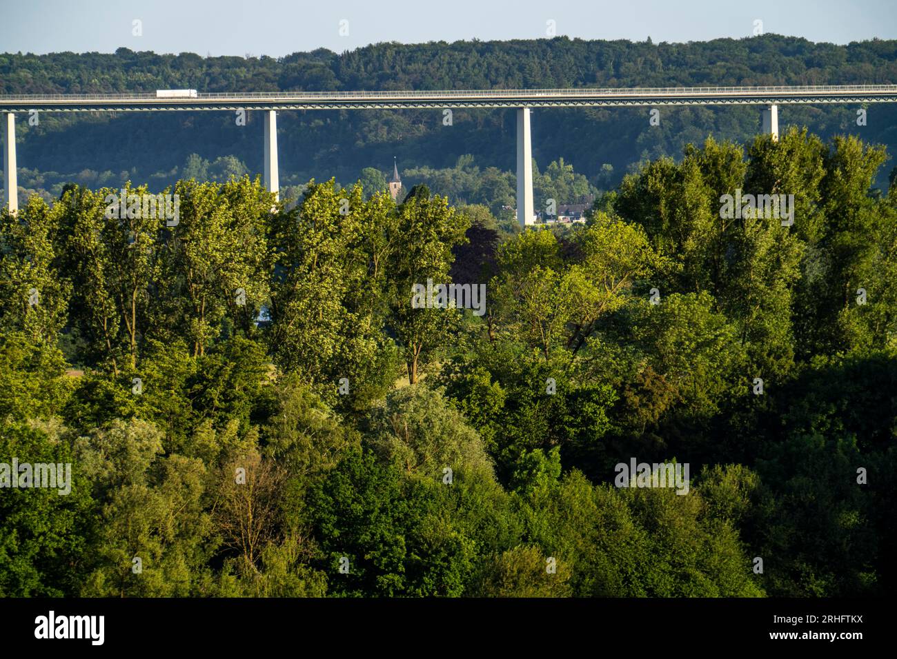 Vista sulla valle della Ruhr, a est, da Mülheim an der Ruhr, attraverso la Saarn-Mendener Ruhraue, ponte della valle della Ruhr sull'autostrada A52, NRW, Germ Foto Stock