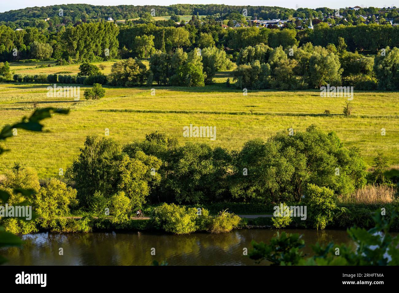 Vista della valle della Ruhr, a nord, da Mülheim an der Ruhr, attraverso la Saarn-Mendener Ruhraue, NRW, Germania Foto Stock