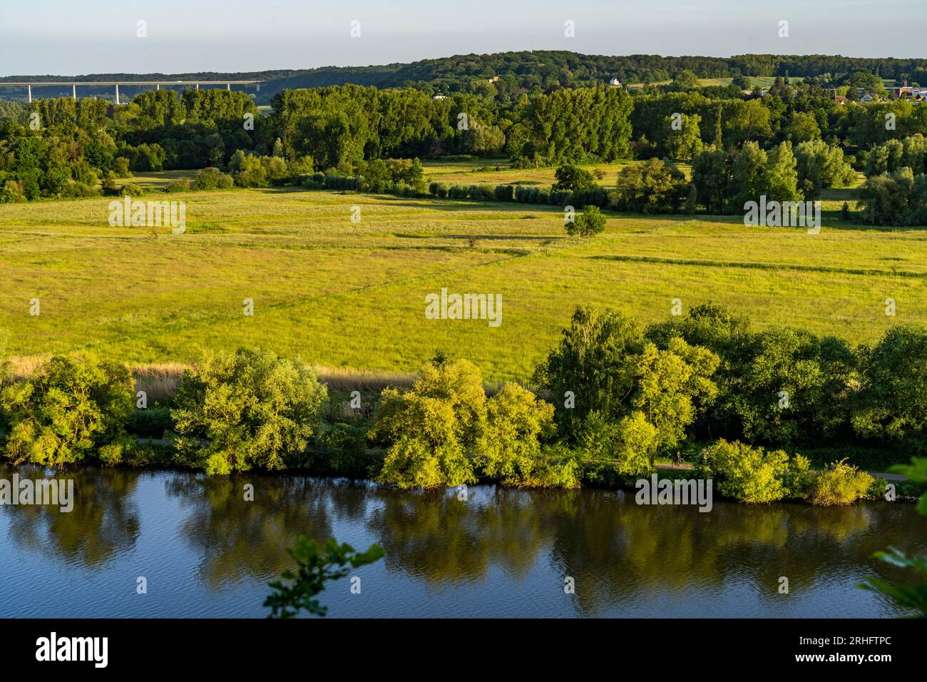 Vista sulla valle della Ruhr, a est, da Mülheim an der Ruhr, attraverso la Saarn-Mendener Ruhraue, ponte della valle della Ruhr sull'autostrada A52, NRW, Germ Foto Stock