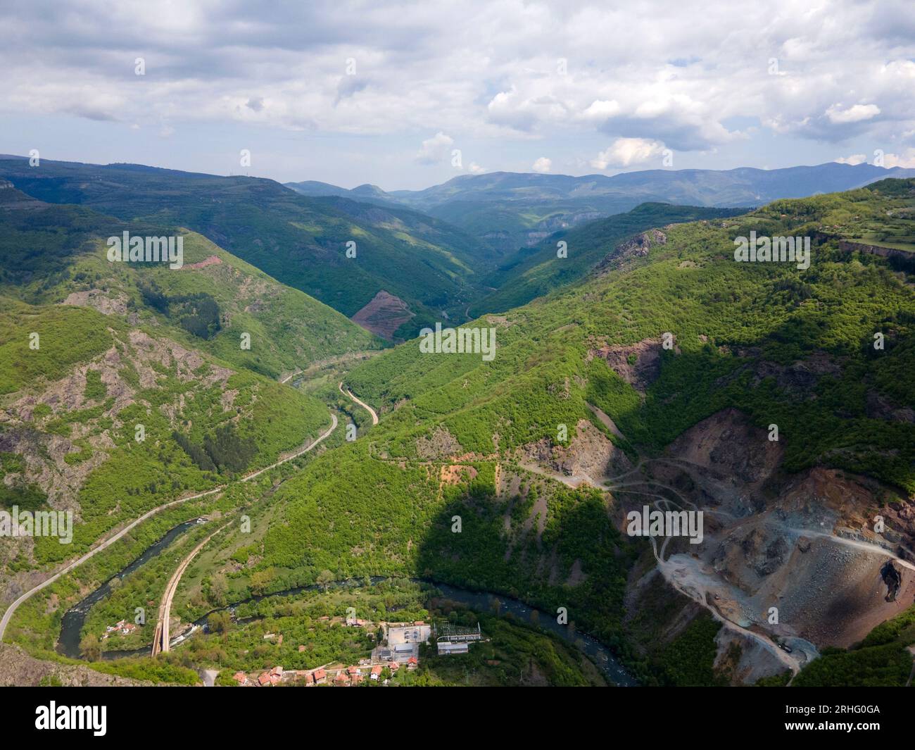 Incredibile vista aerea della gola iskar vicino al villaggio di BOV, montagne dei Balcani, Bulgaria Foto Stock