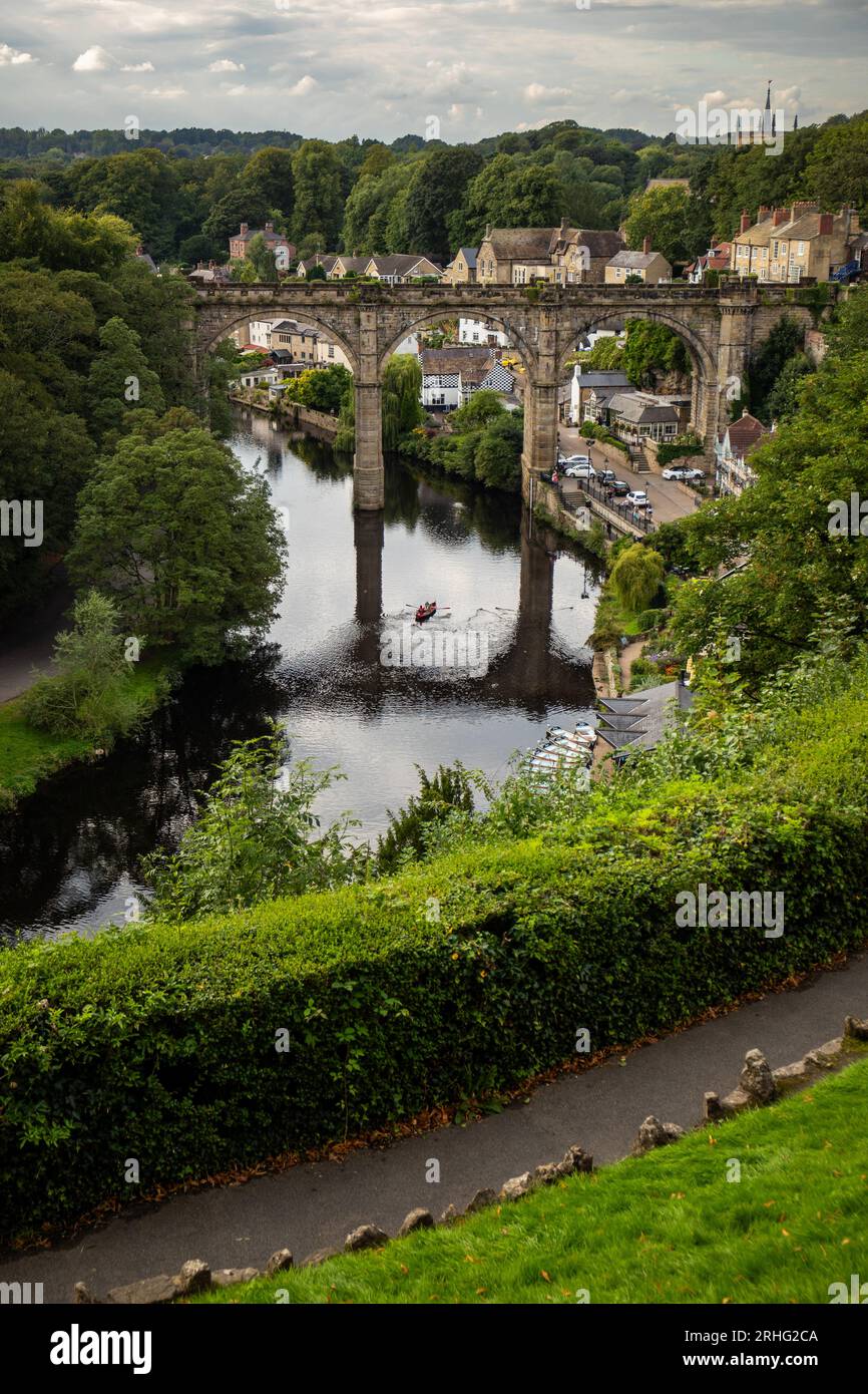 Viadotto di Knaresborough nella città del North Yorkshire di Knaresborough, Inghilterra. Il viadotto porta la linea Harrogate sul fiume Nidd nella città. Foto Stock