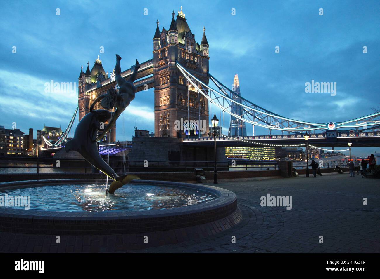 Londra, Inghilterra - 21 dicembre 2012: Famosa London Landmark Girl con una fontana di delfini di David Wynne 1973, vicino al Tower Bridge Foto Stock