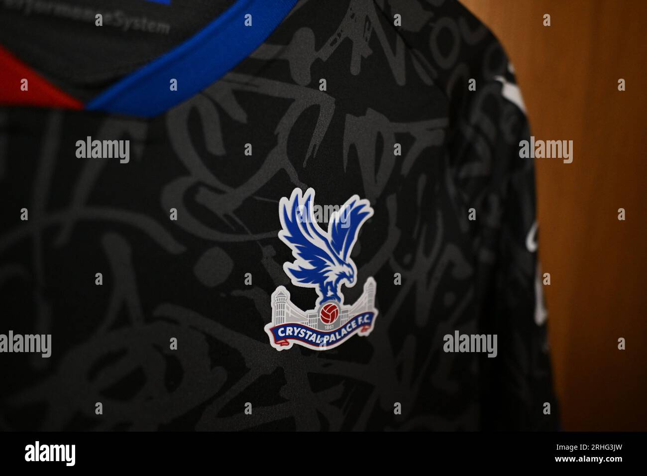 SHEFFIELD, INGHILTERRA - 12 AGOSTO: Dettagli della maglia Crystal Palace durante la partita di Premier League tra Sheffield United e Crystal Palace a Bramall Foto Stock