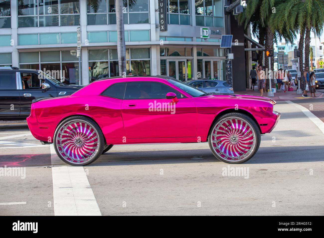 Miami, USA - 30 agosto 2014: Quartiere Art Deco all'Ocean Drive di Miami Beach con un'auto rosa e grandi ruote cromate. Foto Stock
