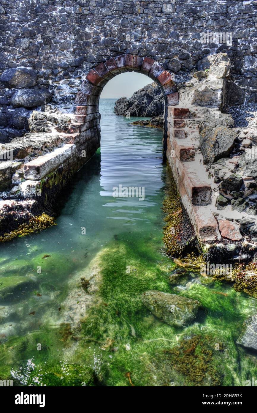 Stone Archway Over Sea, Portpatrick Scotland HDR Foto Stock