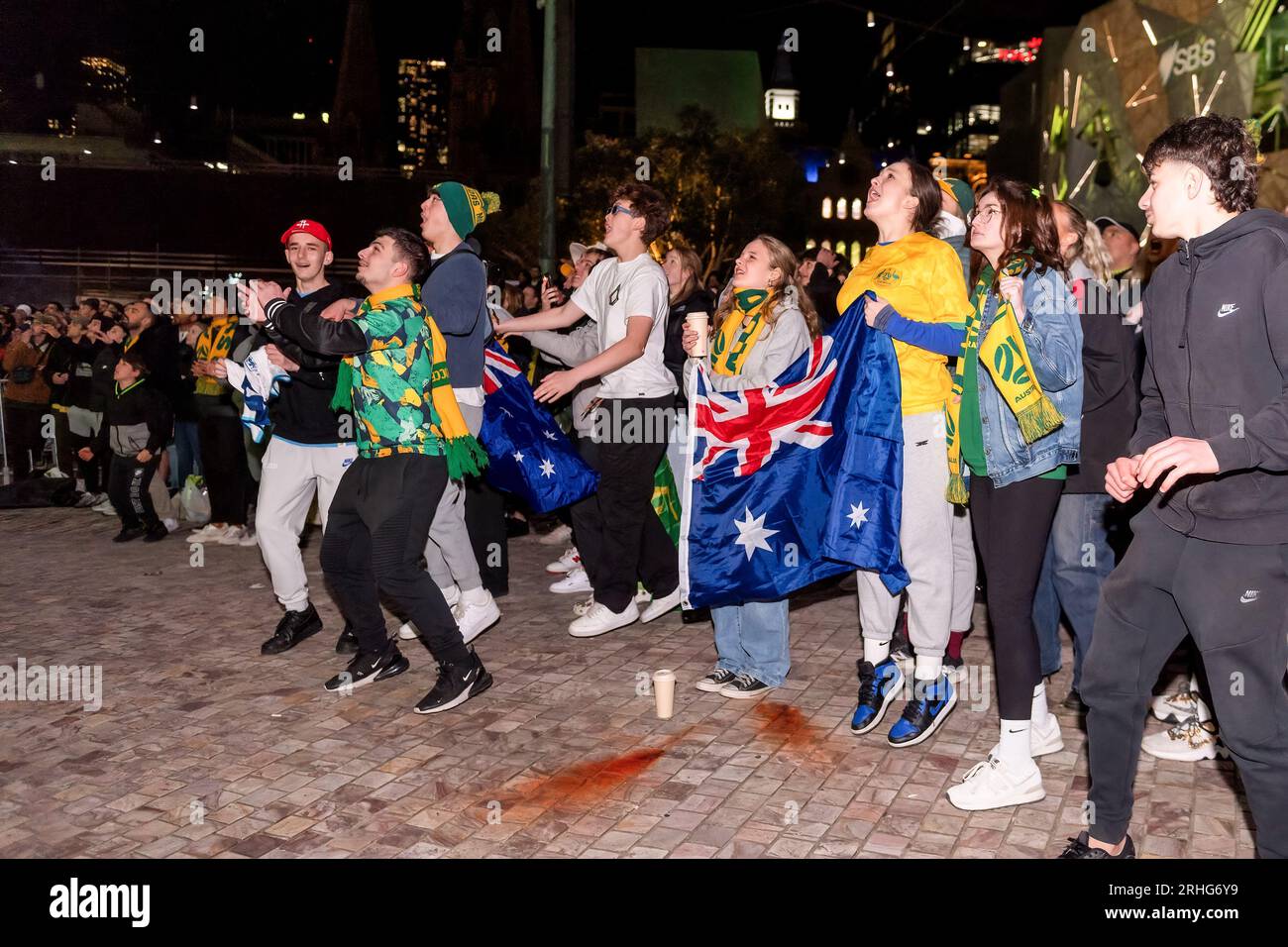 Melbourne, Australia, 16 agosto 2023. La folla si mette alla prova con il punteggio Matildas a Federation Square durante la semifinale della Coppa del mondo femminile a Melbourne, in Australia, il 16 agosto 2023. Credito: Michael Currie/Speed Media/Alamy Live News Foto Stock