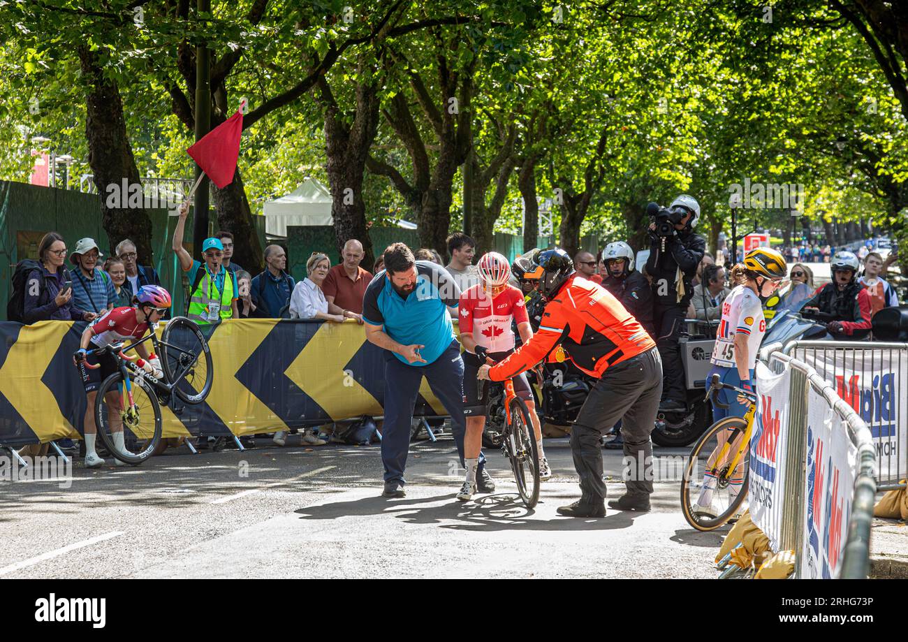 Un incidente a Kelvingrove Park durante la gara d'élite femminile del campionato mondiale su strada 2023 dell'UCI. Simone Boilard del Canada è stato aiutato a riavviare. Foto Stock