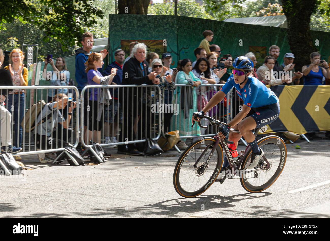 Elena Ceccini, italiana, attraversa Kelvingrove Park, Glasgow, mentre gareggia nel campionato del mondo femminile UCI 2023. Foto Stock