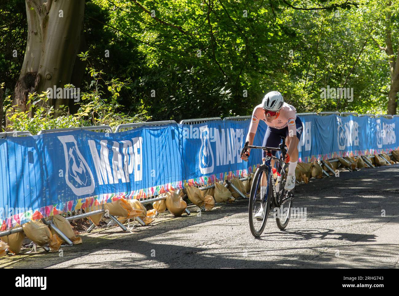 Loes Adegeest dei Paesi Bassi pedalando attraverso il Kelvingrove Park nel West End di Glasgow nella gara di campionato del mondo femminile UCI su strada. Foto Stock